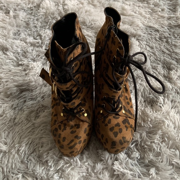 Cheetah Print Woman’s Size 9 - Picture 3 of 4